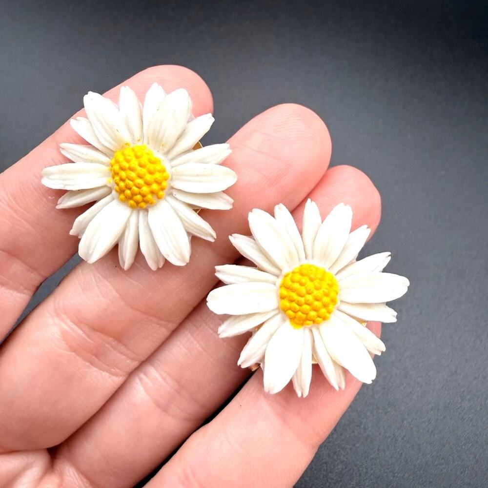 Vintage Sarah Coventry Daisy Clip Earrings White Yellow Flower Power Resin